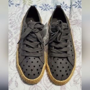 Universal thread women's  sneakers shoes. NWT